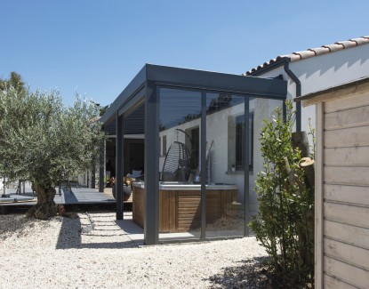 La pergola en aluminium comme abri de jardin