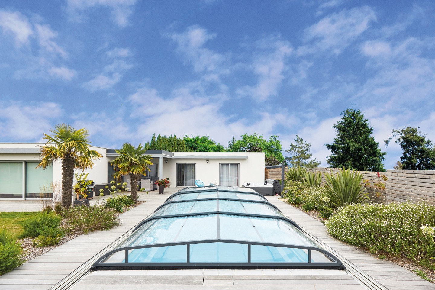 L'abri de piscine bas de Claude | Protection et discrétion pour votre piscine | Gustave Rideau