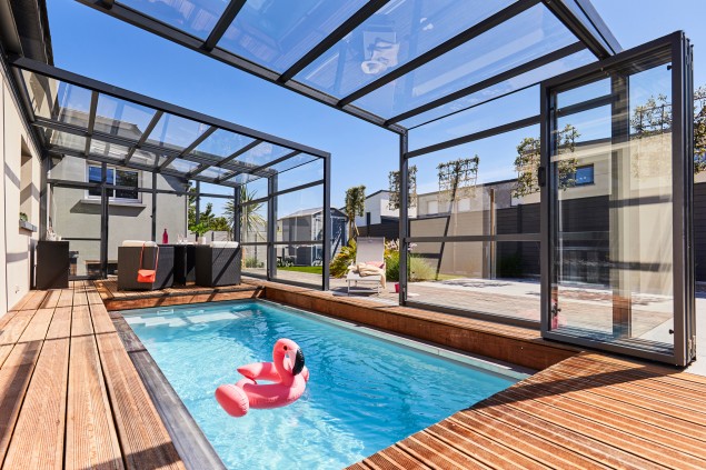 L’abri de terrasse à ouverture télescopique est totalement rétractable. La façade est en verre de sécurité feuilleté 6 mm et la toiture peut être en polycarbonate ou en verre de sécurité feuilleté 6 mm. Les modules s’emboîtent les uns dans les autres vers la droite ou vers la gauche pour dégager entièrement l’espace. Les deux modules à chaque extrémité peuvent rester fixes.
