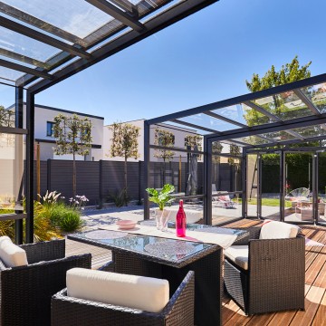 Installer un salon d’été dans un abri de terrasse