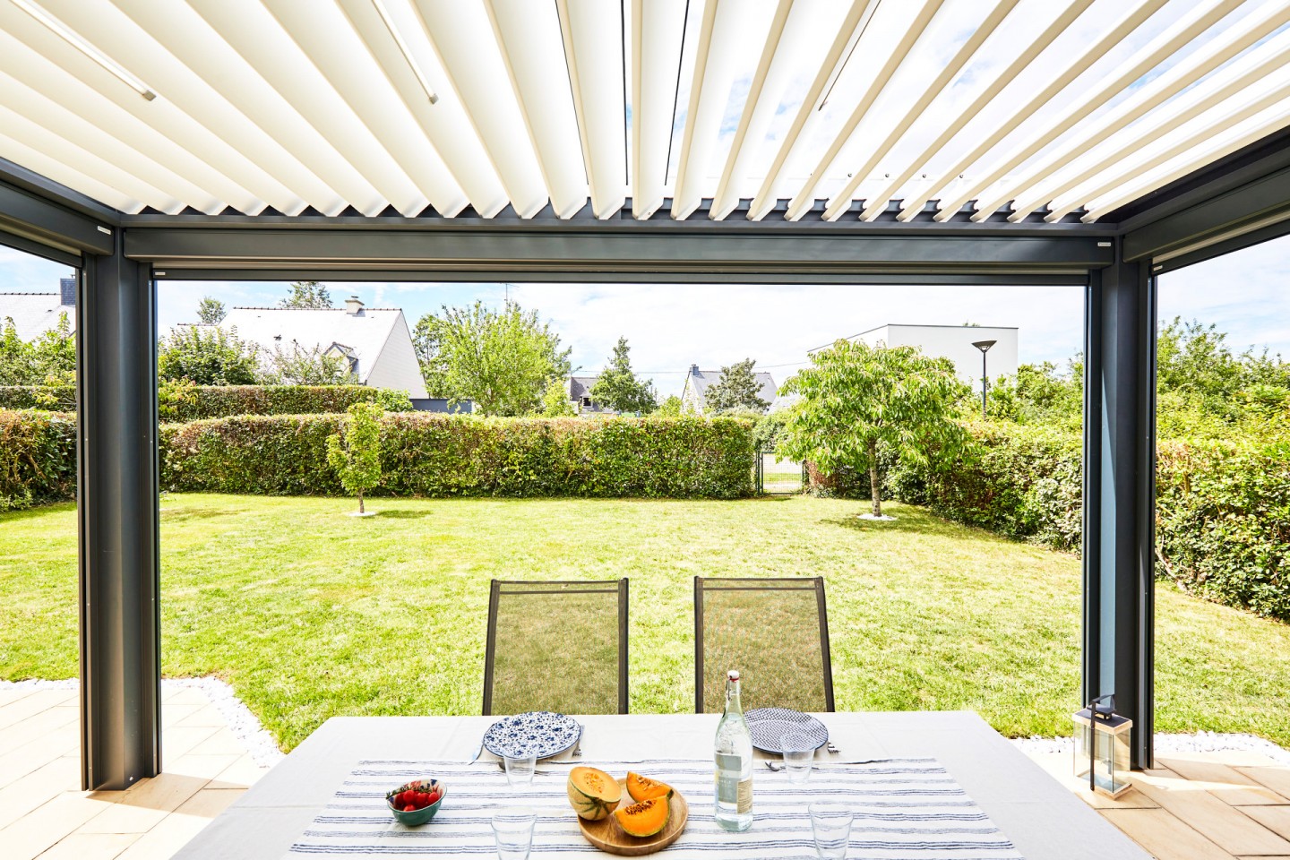 Vous souhaitez aménager votre extérieur et profiter de votre jardin de nombreux mois dans l’année ? Optez pour une pergola bioclimatique sur mesure !
