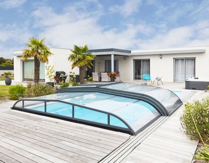 Simplifiez-vous la vie avec un abri de piscine télescopique