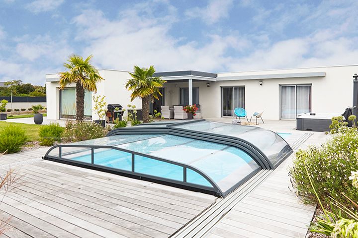 Simplifiez-vous la vie avec un abri de piscine télescopique