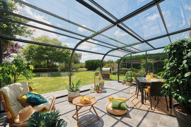 L’abri de terrasse à panneaux relevables est équipé de panneaux en polycarbonate compact qui se relèvent sur la partie supérieure. Les panneaux inférieurs peuvent également remonter en toiture afin de dégager le passage mais il est possible de les laisser fixes pour garantir la sécurité des enfants notamment. 
