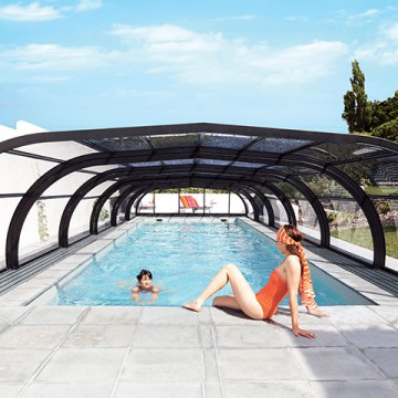 Un abri de piscine semi-haut : un bon compromis pour votre piscine