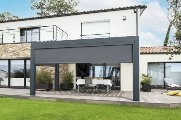 Pergola fermée avec des stores
