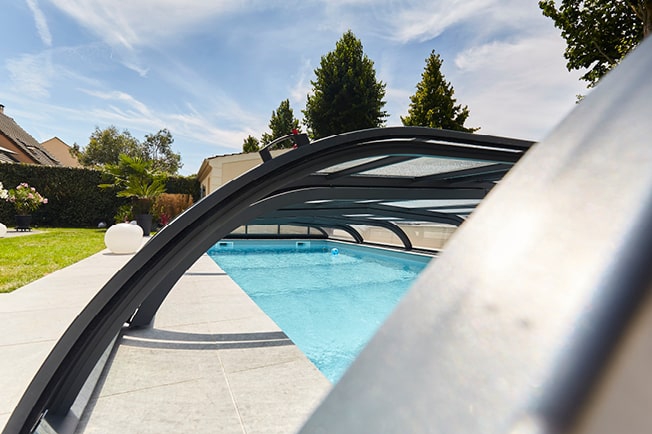Les avantages d&rsquo;un abri de piscine
