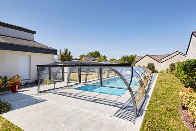 installer un abri de piscine coulissant
