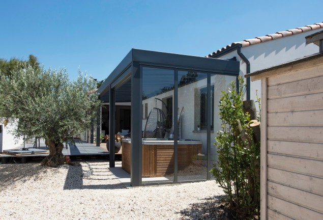 Pergola fermée avec des panneaux vitrés