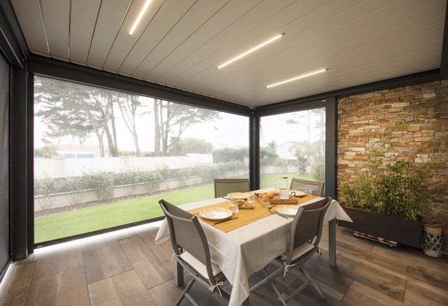 Bandeaux Led sous une pergola bioclimatique
