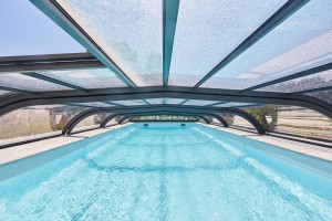 Installer un abri de piscine : quelles sont les dépenses annexes à budgéter ?