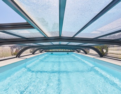 Installer un abri de piscine : quelles sont les dépenses annexes à budgéter ?