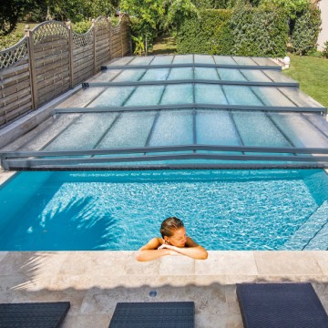 Pourquoi opter pour un abri de piscine plat ?