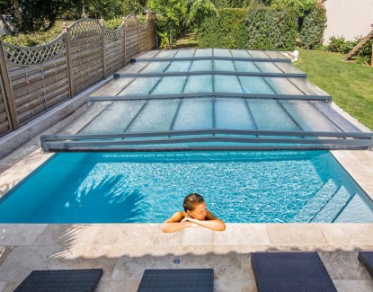 Pourquoi opter pour un abri de piscine plat ?
