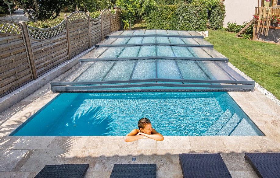 Les avantages d&rsquo;un abri de piscine plat