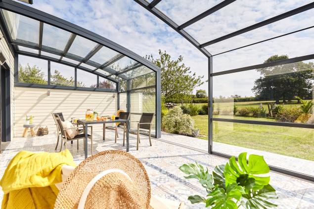 Abri de terrasse Tendanz
Avec ses lignes galbées et ses courbes gracieuses, l’abri de terrasse Tendanz est réalisable entièrement en verre feuilleté de sécurité. Il dispose d’une ouverture télescopique qui permet aux modules de coulisser vers l’une des extrémités pour s’ouvrir totalement en façade. Il est aussi possible d’installer une porte accordéon pour faciliter l’accès aux personnes à mobilité réduite (PMR) car il n’y a pas de seuil à franchir.
