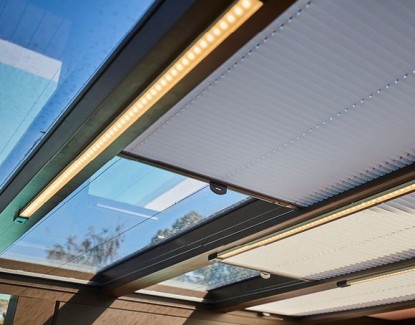 Spot, luminaire, lumière intégrée… Quel système d’éclairage pour votre pergola ?