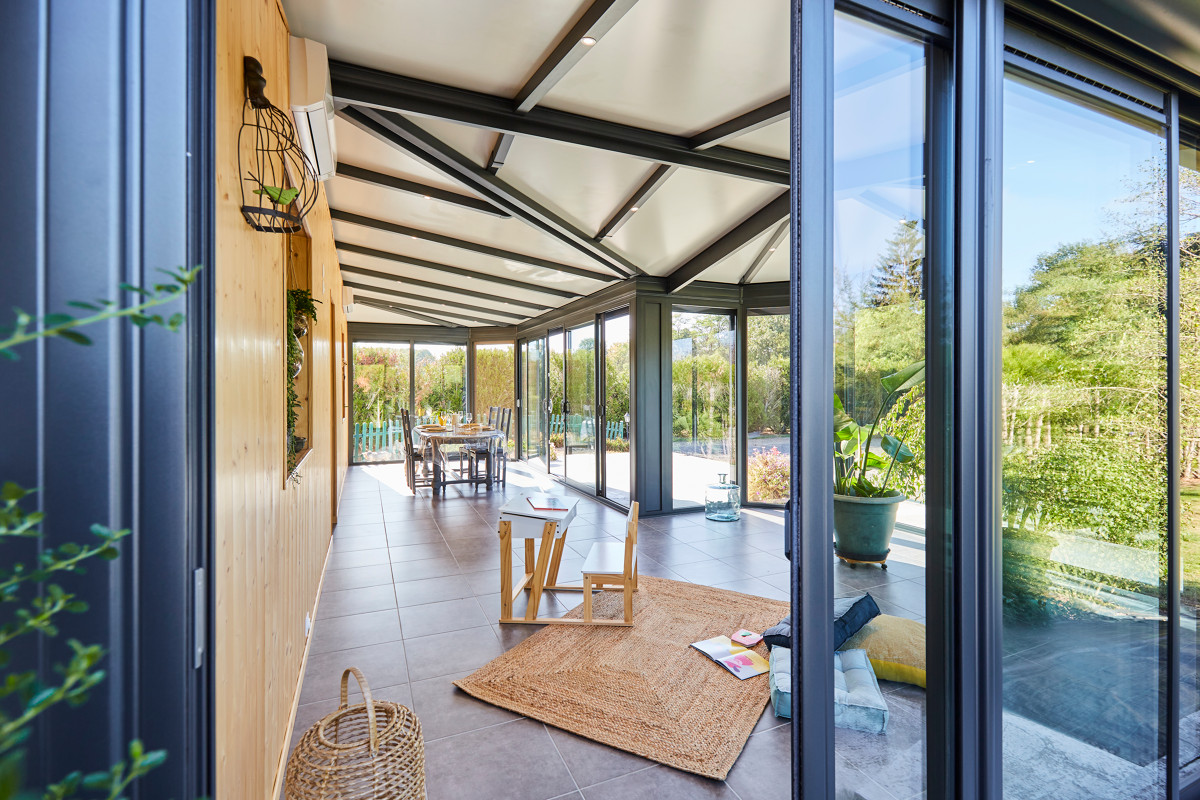 Installez une grande véranda pour agrandir votre maison