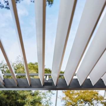 Pergola motorisée à lames orientables