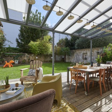 Une pergola moderne en aluminium pour sublimer le jardin