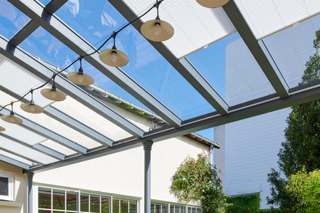 Lumière sous une pergola vitrée
