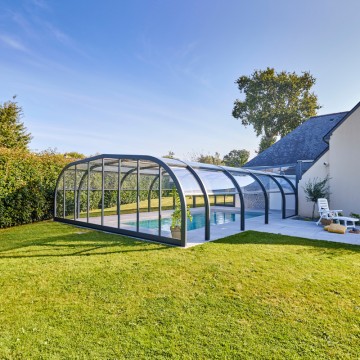 Comment intégrer un abri de piscine dans le design de votre jardin ?