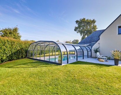 Comment intégrer un abri de piscine dans le design de votre jardin ?