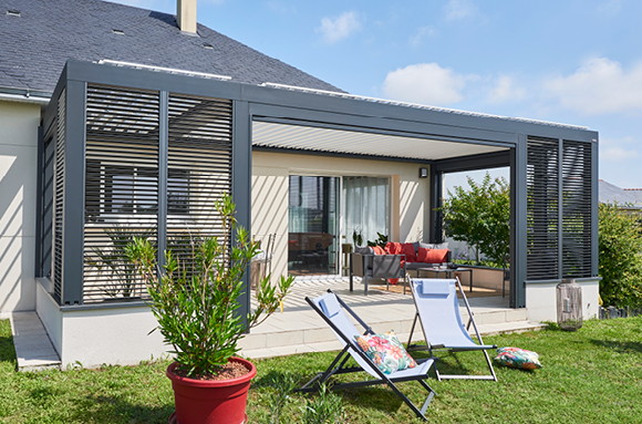 Pergola fermée avec des brise-soleil