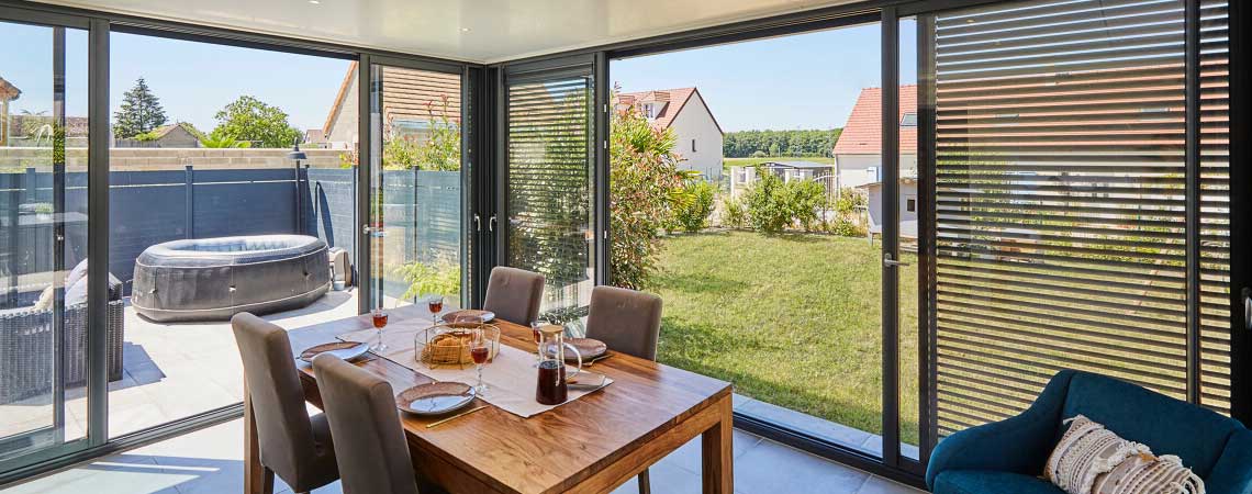 Des brise-soleil en aluminium pour sa véranda