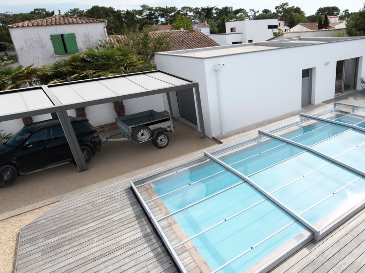 Un carport à la toiture robuste
