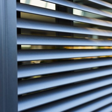 Comment entretenir les brise-soleil orientables extérieurs de ma véranda ?