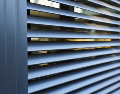 Comment entretenir les brise-soleil orientables extérieurs de ma véranda ?