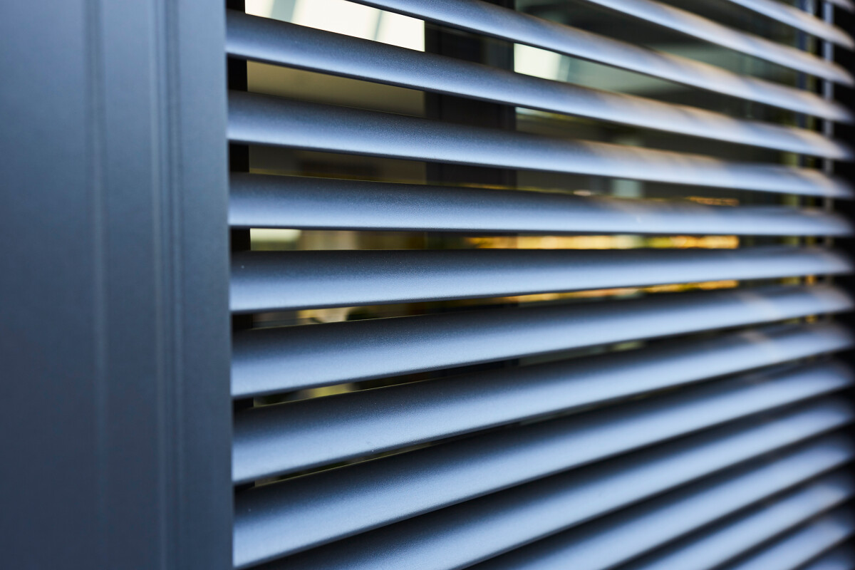 Comment entretenir les brise-soleil orientables extérieurs de ma véranda ?