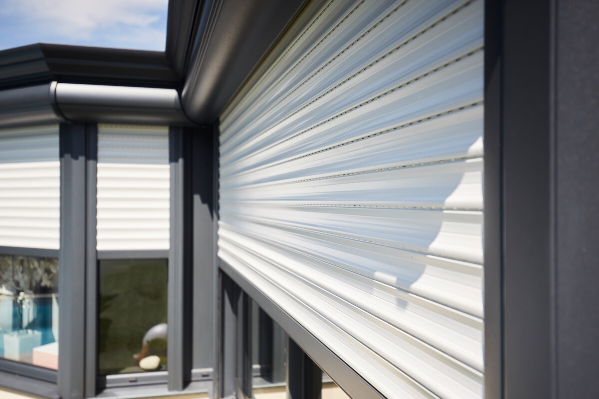 Comment entretenir les toiles, stores et moustiquaires ?