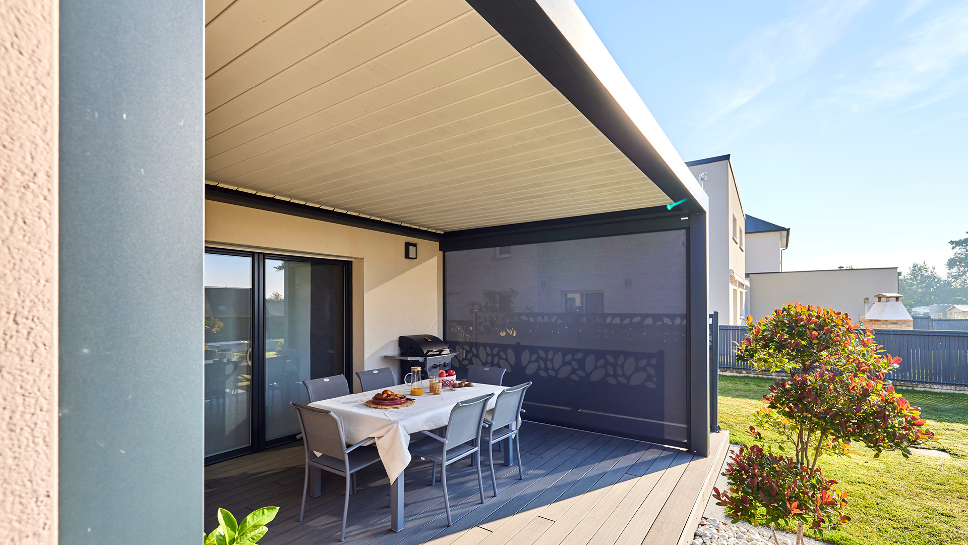 Peut-on installer une pergola en limite de propriété ?