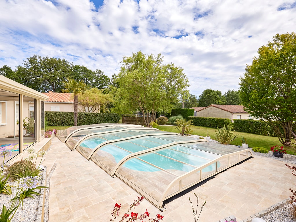 Abri de piscine : formalités, fabrication et pose