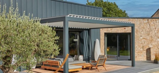 Pergola adossée bioclimatique