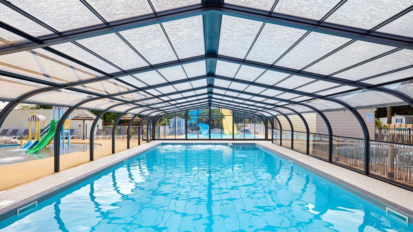 Les abris de piscine pour les professionnels 
fabrication française et sur-mesure 

