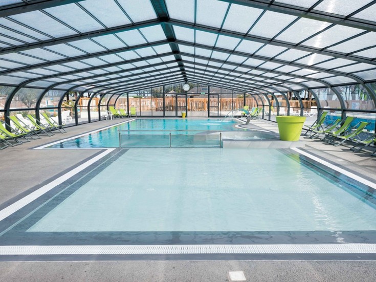 Un abri de piscine facilite l’entretien de l’espace aquatique
 
