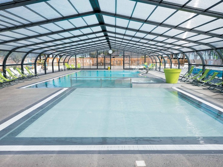 Un abri de piscine facilite l’entretien de l’espace aquatique
 
