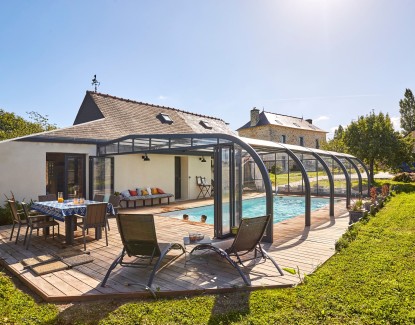 Abri de piscine adossé