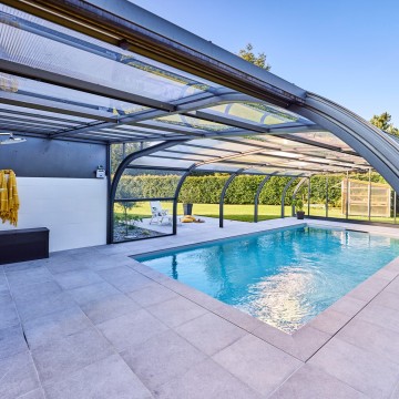 Pourquoi la protection UV est essentielle pour votre abri de piscine