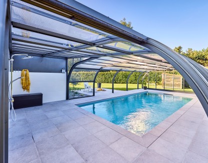 Pourquoi la protection UV est essentielle pour votre abri de piscine
