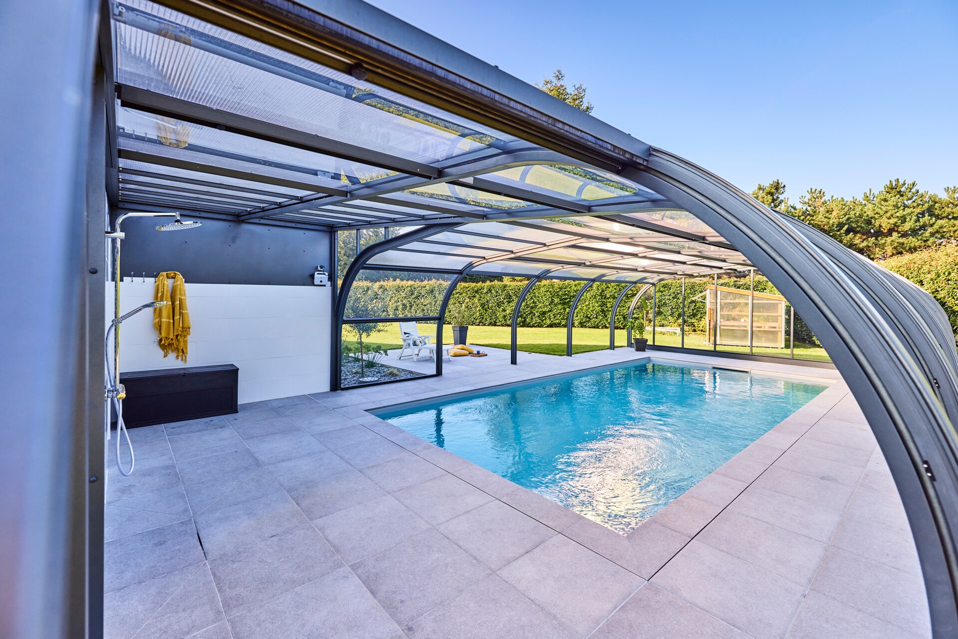 Pourquoi la protection UV est essentielle pour votre abri de piscine