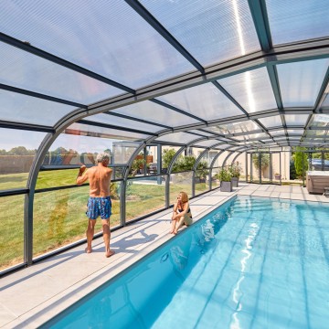 Quels accessoires pour améliorer son abri de piscine ?
