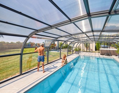 Quels accessoires pour améliorer son abri de piscine ?