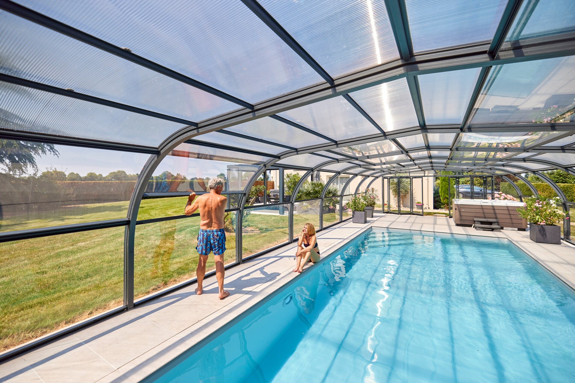 Quels accessoires pour améliorer son abri de piscine ?