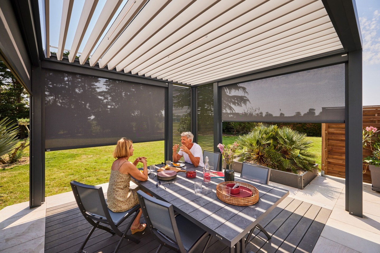 Pourquoi ajouter des accessoires à sa pergola ?
