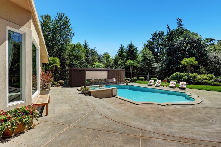 Pool house semi-fermé : l&rsquo;équilibre entre confort et extérieur
