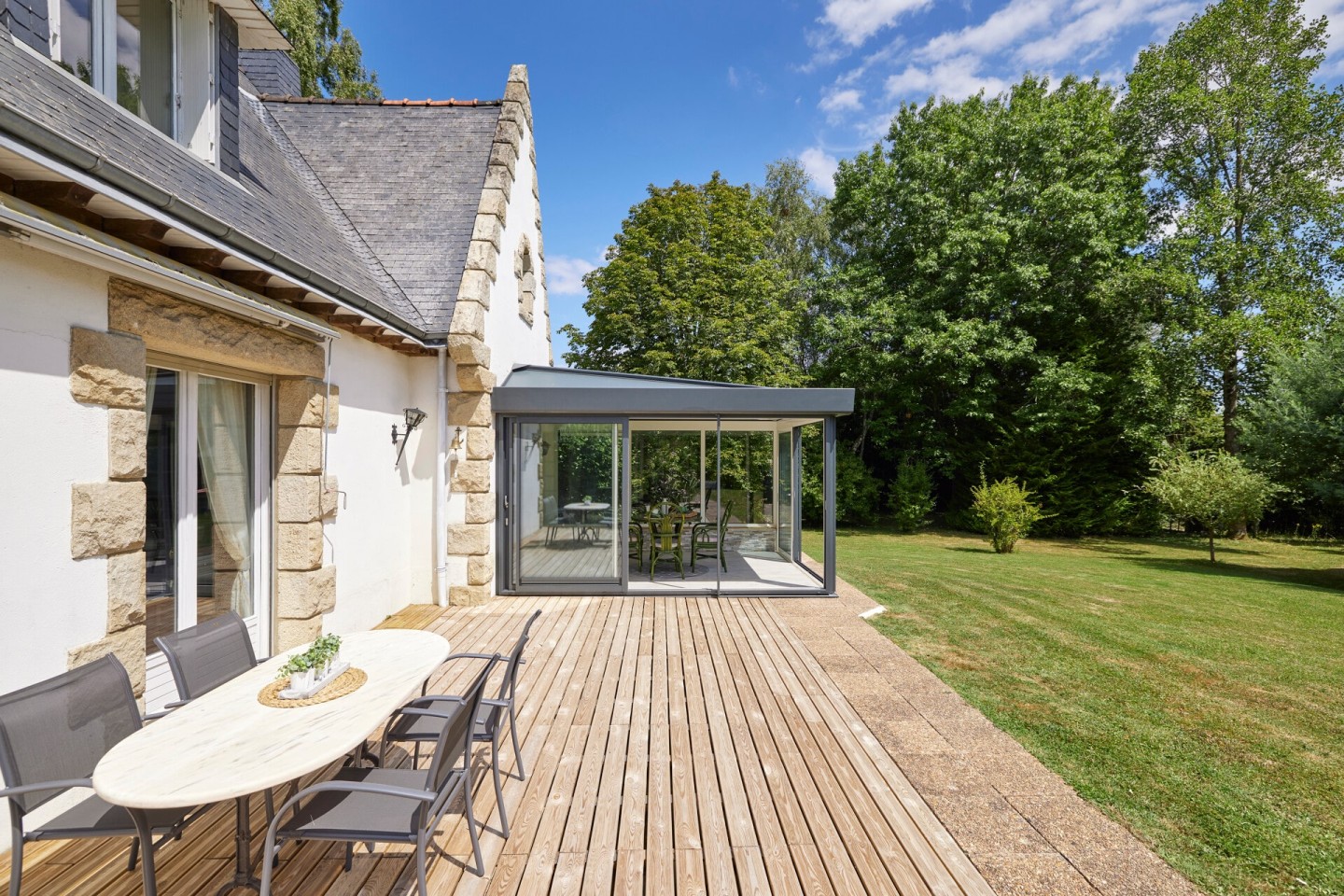 Véranda moderne Epure de Jean-Claude et Simone | Espace de vie moderne et lumineux | Gustave Rideau